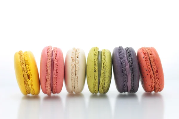 Färgglada franska macarons på den vita bakgrunden — Stockfoto