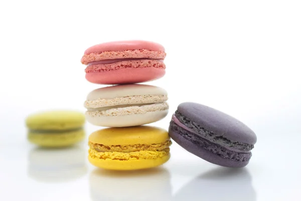 Färgglada franska macarons på den vita bakgrunden — Stockfoto