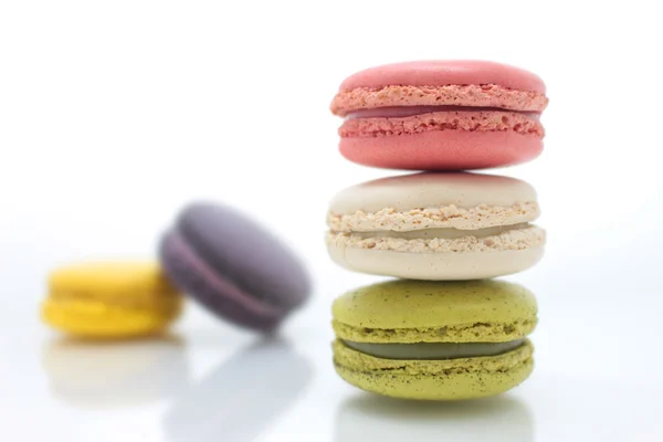 Färgglada franska macarons på den vita bakgrunden — Stockfoto