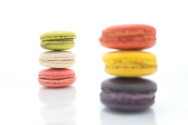 Färgglada franska macarons på den vita bakgrunden — Stockfoto