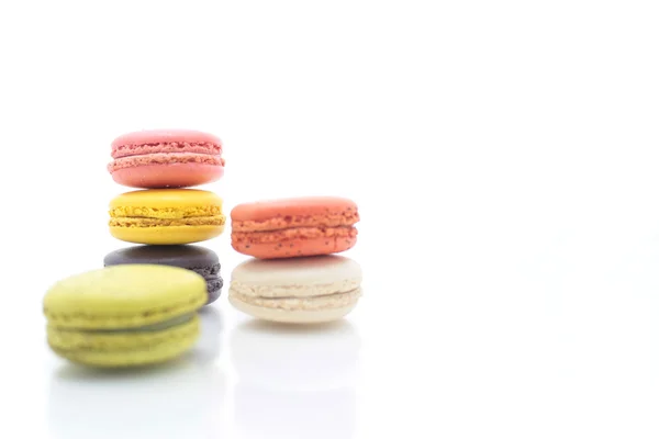 Färgglada franska macarons på den vita bakgrunden — Stockfoto