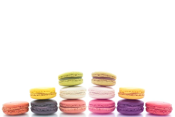 Färgglada franska macarons på den vita bakgrunden — Stockfoto