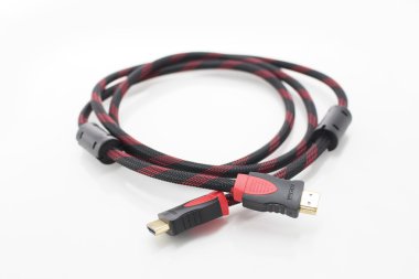 Beyaz arkaplanda HDMI kablosu izole edildi