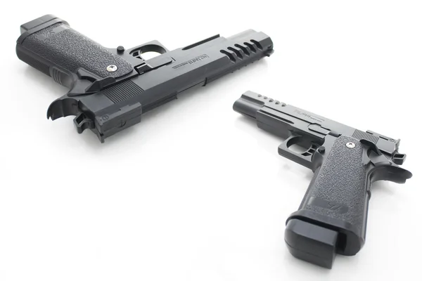 Пластиковий пістолет на білому чорному тлі — стокове фото