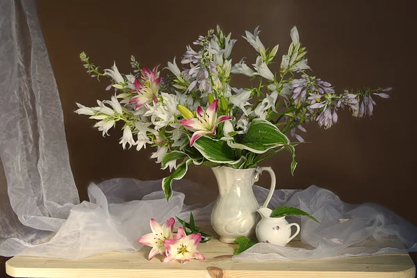 Beyaz çiçeklerle natürmort:Campanula ve vazodaki zambaklar . — Stok fotoğraf