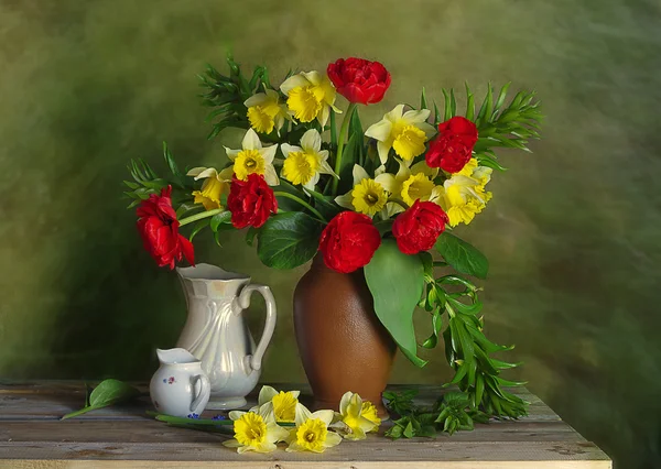 kırmızı lale ile natürmort