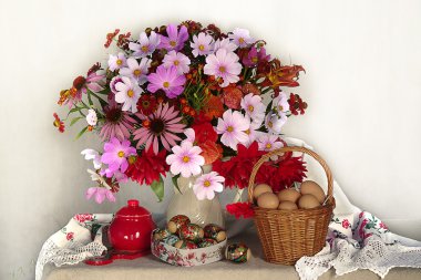 Vazo ve hasır sepet, bir buket çiçek Easter.Colored yumurta.