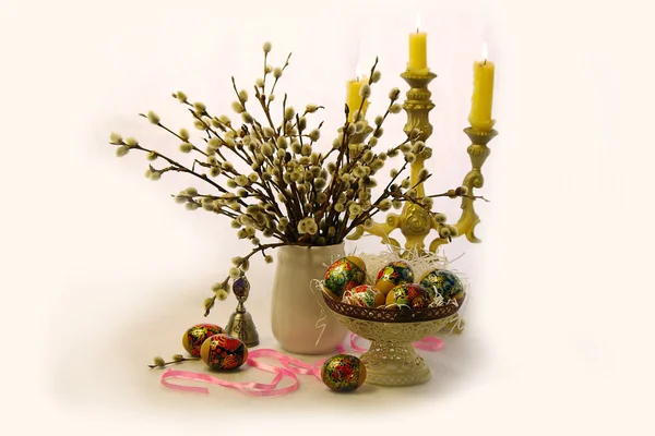 Uova di Pasqua e ramoscelli di salice, portacandele  . — Foto Stock
