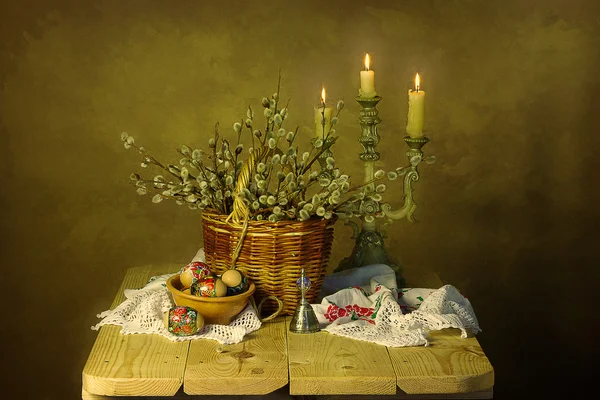 Húsvét csendélet rusztikus stílusban. Tojást egy csésze fűzfa gallyak, gyertyatartó gyertyákkal . — Stock Fotó