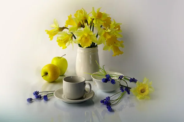 Spring, yellow daffodils in a wicker basket on a light background.Bouquet of yellow flowers.Still life with flowers . — стоковое фото