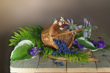 Berry yaban mersini bir sepet ve yeşil yaprakları