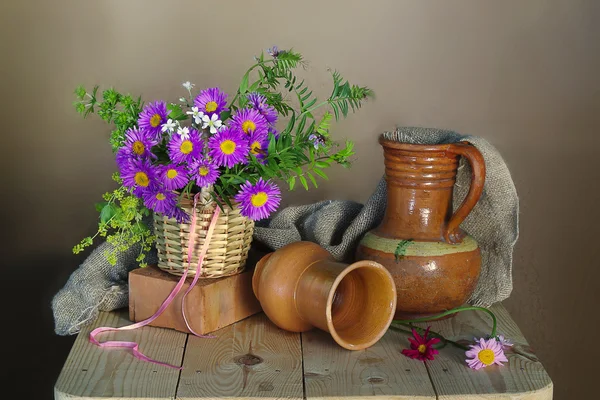 Natură statică în stil antic cu flori albastre și vase de lut . — Fotografie, imagine de stoc