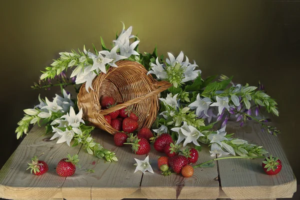 Morangos maduros e flores brancas — Fotografia de Stock