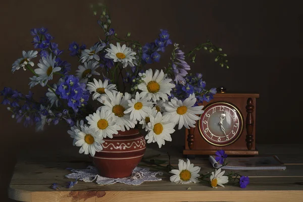 Buquê de flores de jardim em um vaso — Fotografia de Stock