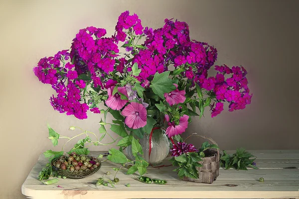 Букет з рожевих квітів і свіжих ягід  . — стокове фото