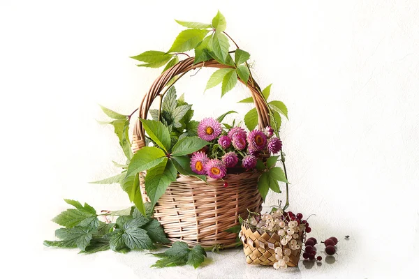 Buchet de flori roz și fructe de pădure coapte  . — Fotografie, imagine de stoc