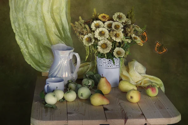 Stilleven met een boeket van tuin bloemen, vruchten en bessen. Herfst stilleven — Stockfoto