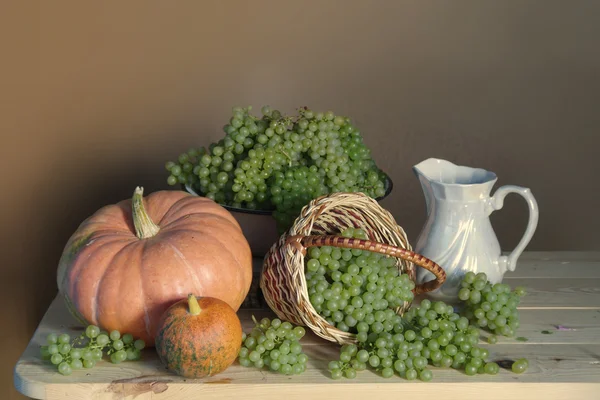 Stillleben mit Kürbis, Trauben . — Stockfoto