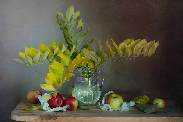 桌上放着秋天的树叶和苹果的静谧生活 — 图库照片
