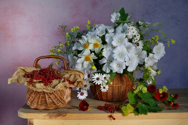 Böğürtlenler ve beyaz çiçeklerle dolu .