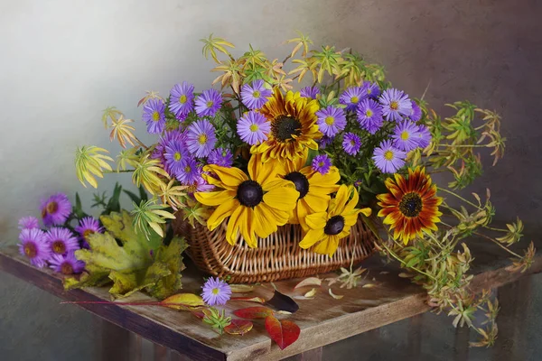 Belo Buquê Flores Outono Uma Cesta Mesa — Fotografia de Stock