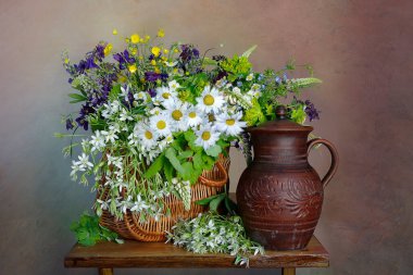 Kil vazoda bir buket yabani çiçek. .