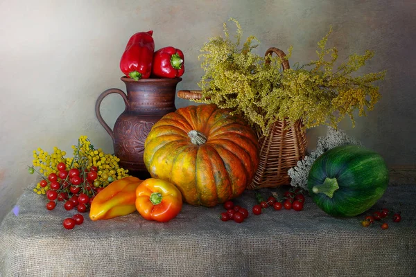 Herbststillleben Mit Tomaten Kürbissen Paprika Und Blumen Auf Dem Tisch — Stockfoto