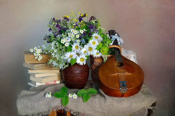 静谧的生活 带着乐器和花瓶中的花朵 — 图库照片