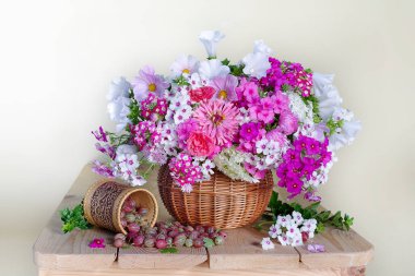 Masadaki sepetin içinde pembe çiçekler..