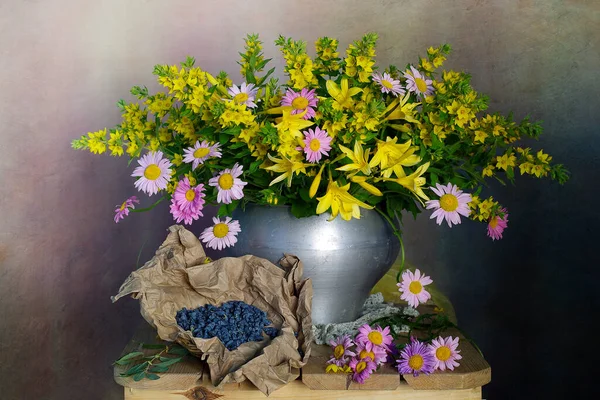 Gele Bloemen Madeliefjes Een Gietijzeren Vaas Bosbessen Tafel — Stockfoto