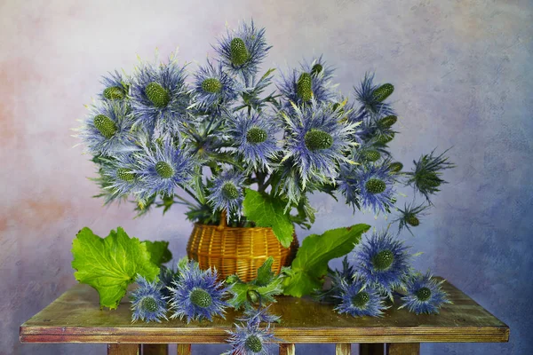 Ramo Flores Azules Una Canasta Sobre Fondo Azul — Foto de Stock