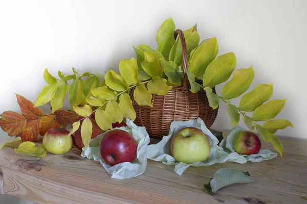 桌上放着秋天的树叶和苹果的静谧生活 — 图库照片