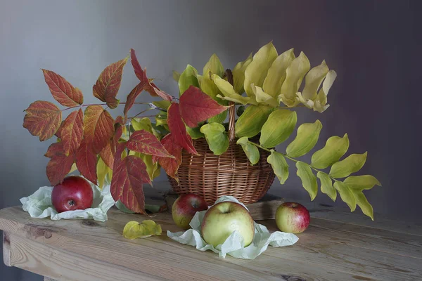 Sonbahar Yaprakları Elmalarla Dolu Bir Hayat — Stok fotoğraf