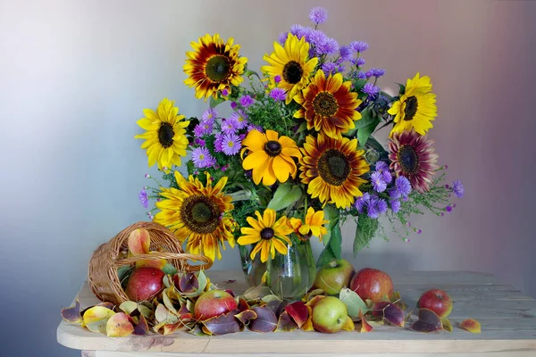 Natura Morta Con Raccolto Mele Girasoli Tavola — Foto Stock