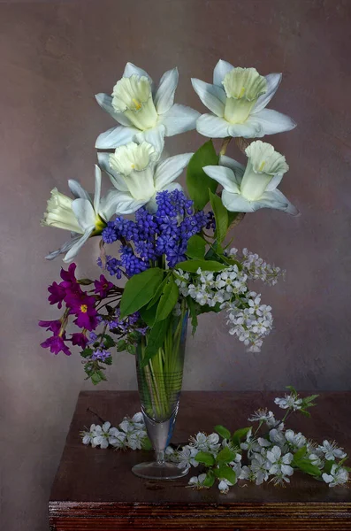 Een Prachtig Boeket Paardebloemen Een Mand Geïsoleerd Een Lichte Achtergrond — Stockfoto