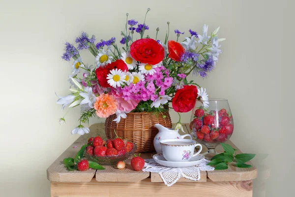 Csendélet Bogyókkal Színes Virágokkal Fehér Alapon — Stock Fotó