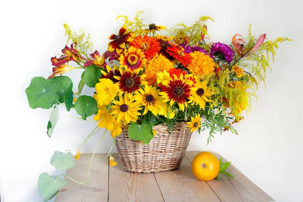 Schöne Gelbe Und Rote Blumen Einem Korb Auf Weißem Hintergrund — Stockfoto