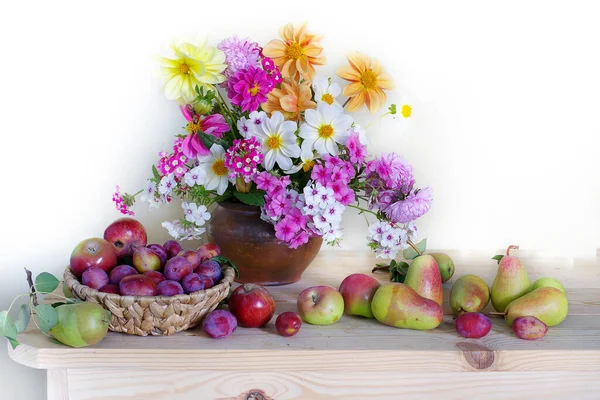 Gyönyörű Kompozíció Virágokkal Gyümölcsökkel Bogyókkal Asztalon Fehér Háttérrel — Stock Fotó