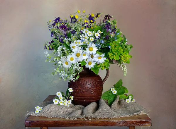 Bouquet Fleurs Sauvages Dans Vase Argile — Photo