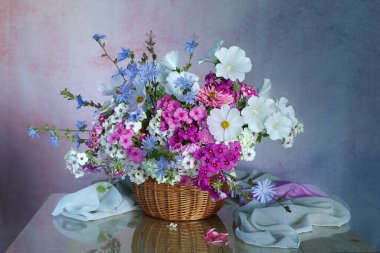 Mavimsi bir arka planda çiçeklerin güzel kompozisyonu.