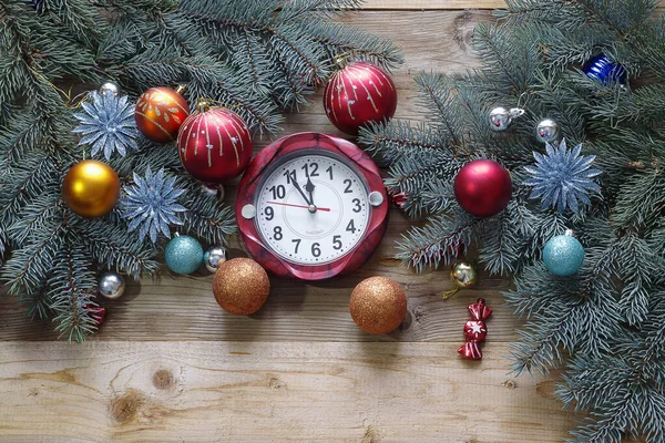 Vánoční Pozadí Jedlovými Větvemi Barevné Balónky Hodiny — Stock fotografie