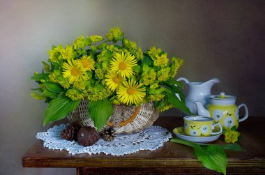 Sepette bir buket sarı çiçek..