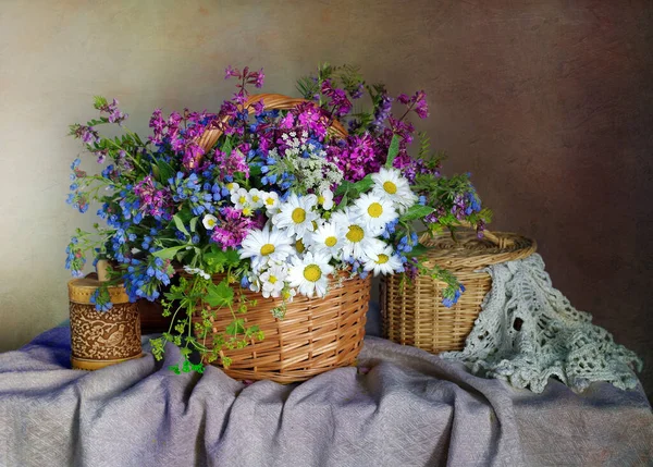 Een Prachtig Boeket Bloemen Een Mand — Stockfoto