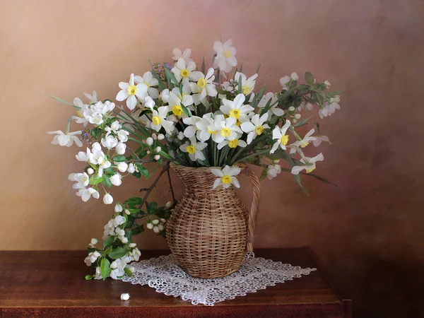 Mooi Lente Boeket Narcissen Een Vaas Een Bruine Achtergrond — Stockfoto