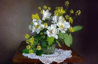 Kahverengi vazoda beyaz laleler.