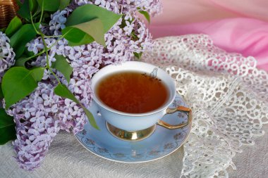 Bir fincan çay ve bir dal leylak..