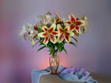 Vazoda bir buket güzel zambakla hayat .