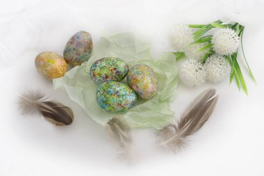 Beyaz arka planda paskalya yumurtaları .