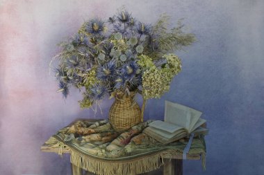 Kuru çiçekler, bitkiler, yapraklar. Hasır bir vazoda kurumuş çiçekler ve otlarla dolu bir hayat.