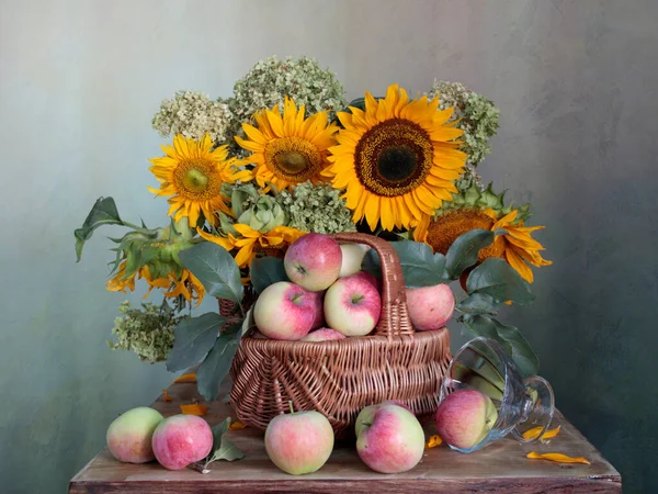 Une Récolte Pommes Mûres Juteuses Sur Table — Photo
